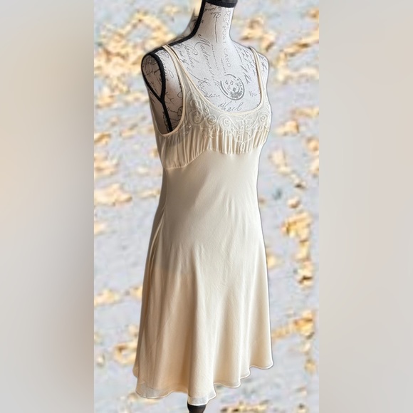 TAHARI 100% Silk Camisole Dress & Slip (6) Note: a few small nicks on rear hem - Picture 5 of 13